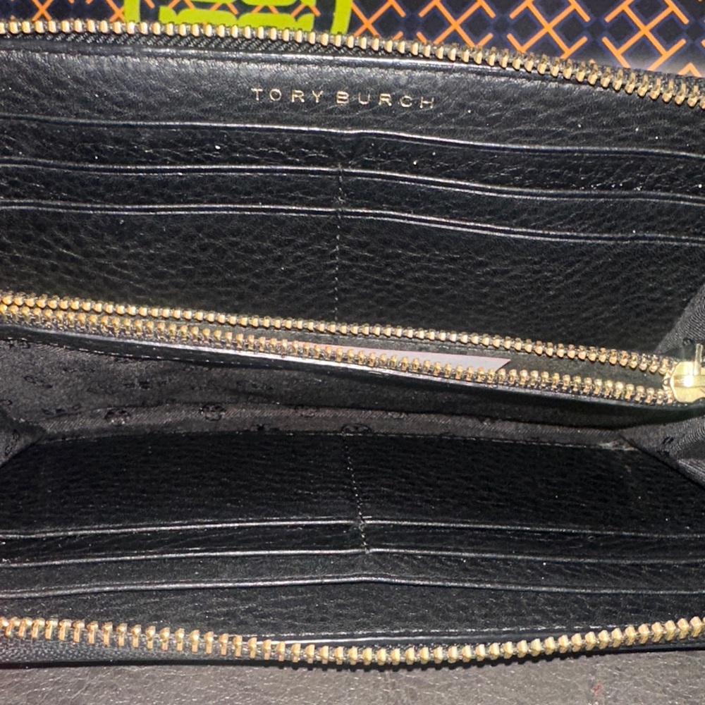 Tory Burch Thea Zip Continental Wallet. - Picture 6 of 9